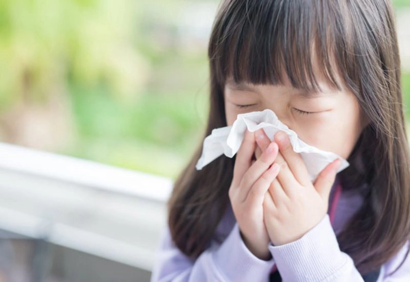 Trẻ 4,5 tuổi hắt xì hơi kèm ho sau khỏi Covid phải làm sao?