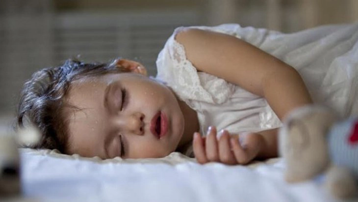Trẻ bị ho nên nằm quạt hay điều hoà?