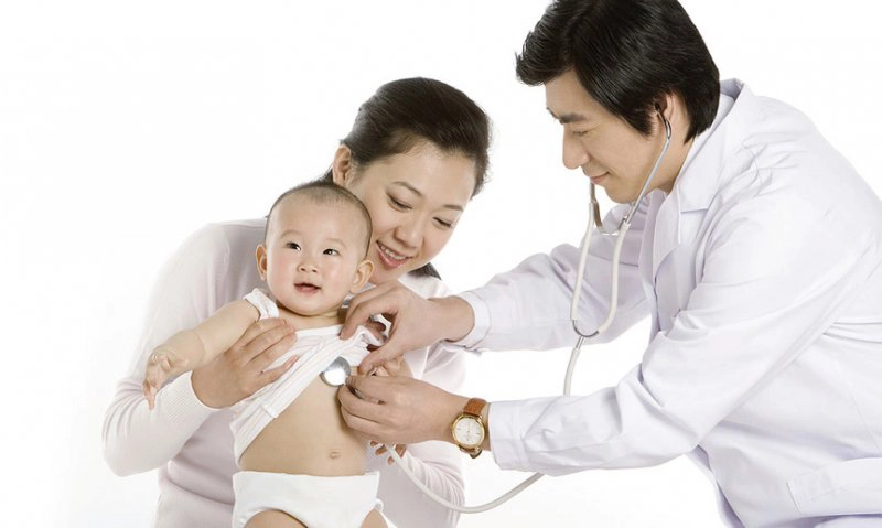 Trẻ bị mềm sụn thanh quản điều trị thế nào?