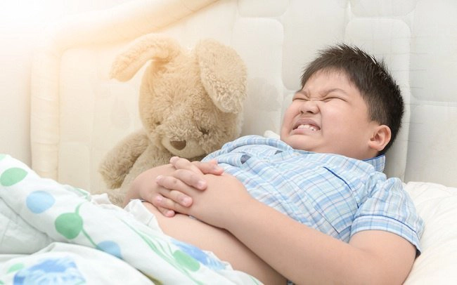 Trẻ bị ngộ độc thức ăn có nên uống sữa?