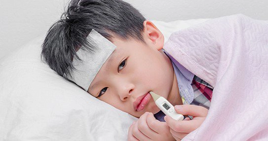 Trẻ bị viêm họng sốt mấy ngày thì nên đưa đi viện?