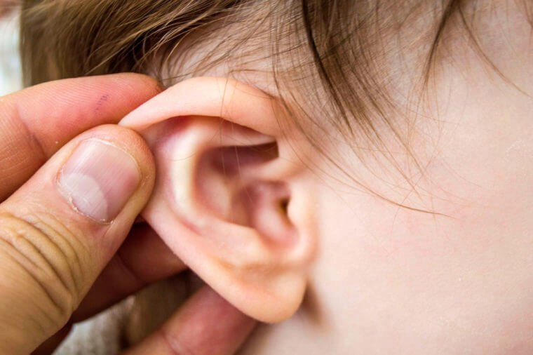 Trẻ bị viêm tai giữa có nên đi bơi?