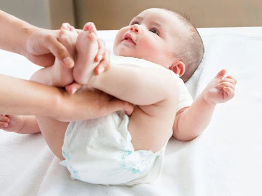 Trẻ đi ngoài có mùi chua, có phải bị nhiễm khuẩn đường ruột?