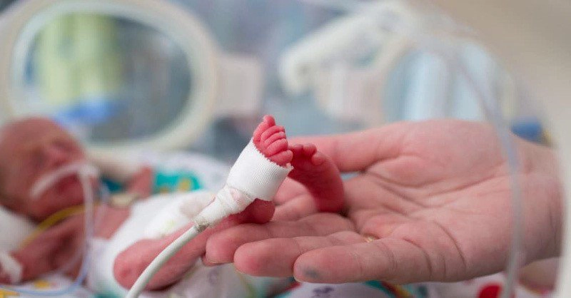 Trẻ sinh non cần khám những gì?