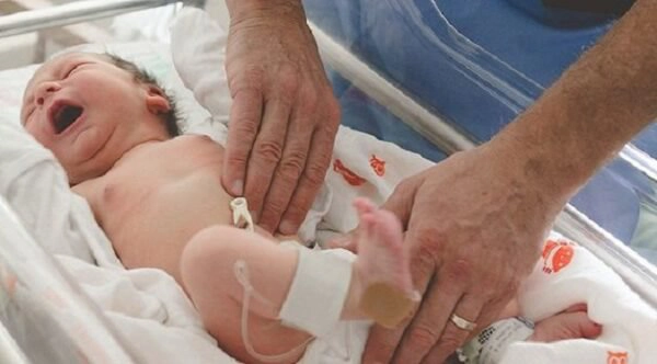 Trẻ sơ sinh có 3 tinh hoàn: Những điều cần biết