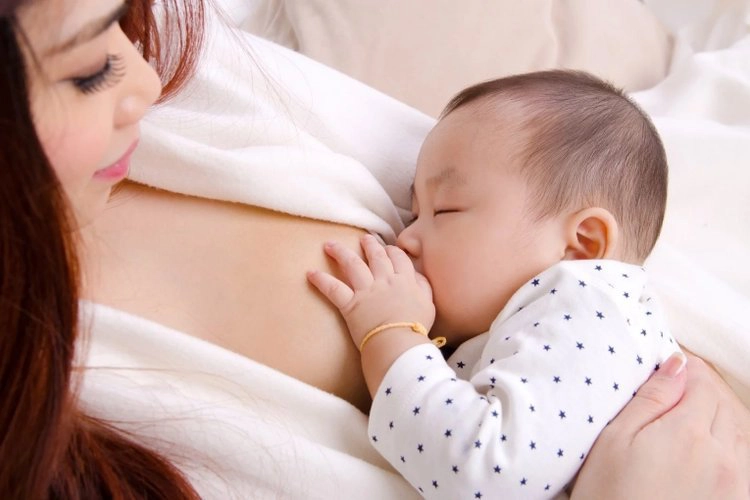 Trẻ sơ sinh đòi bú quá nhiều, có bất thường không?