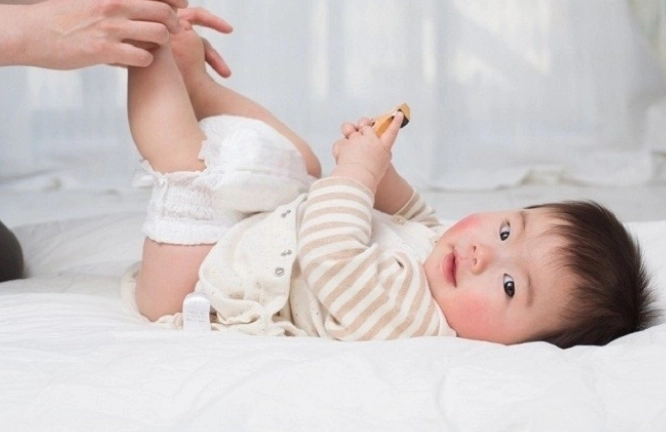 Trẻ uống sắt đi ngoài màu đen có bất thường không?