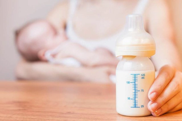 Trẻ uống sữa của người nhiễm HIV có ảnh hưởng gì?