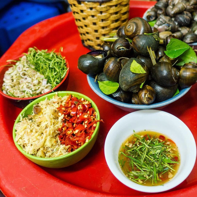 Trời vừa mưa vừa rét, mọi thứ quà chiều đều không thể qua được bát ốc luộc nóng bỏng tay ở 6 quán này