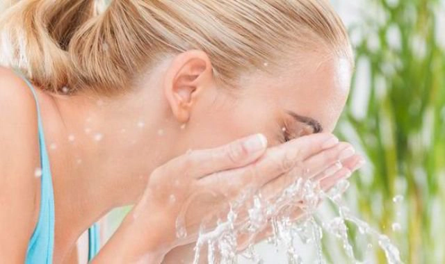 Tự rửa mắt có sao không?