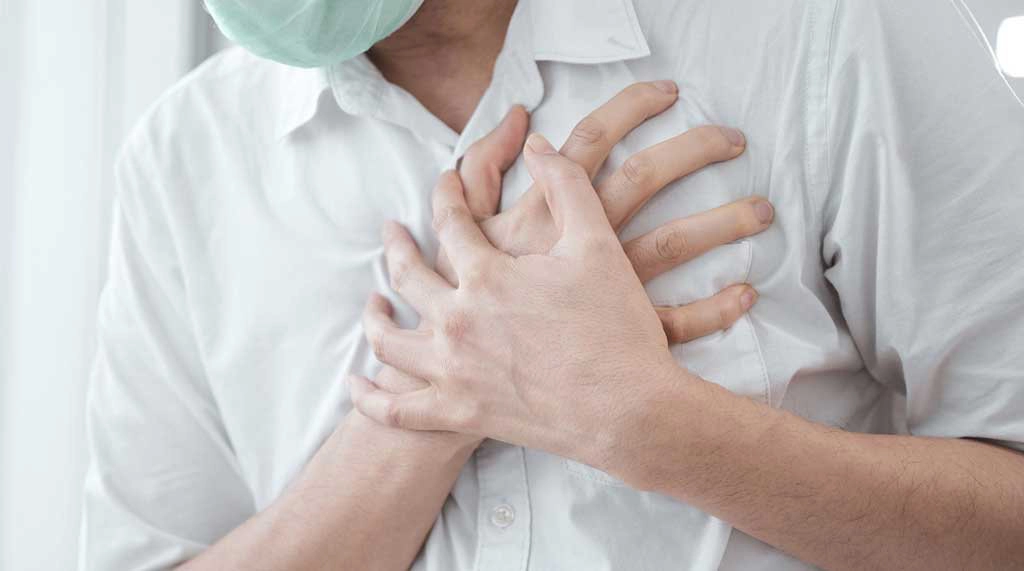 Tức ngực kèm khó thở sau khỏi Covid 8 tháng có sao không?