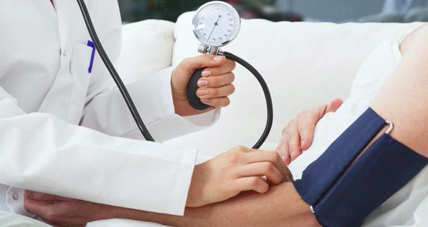Tụt huyết áp vào buổi chiều khi mắc Covid có sao không?