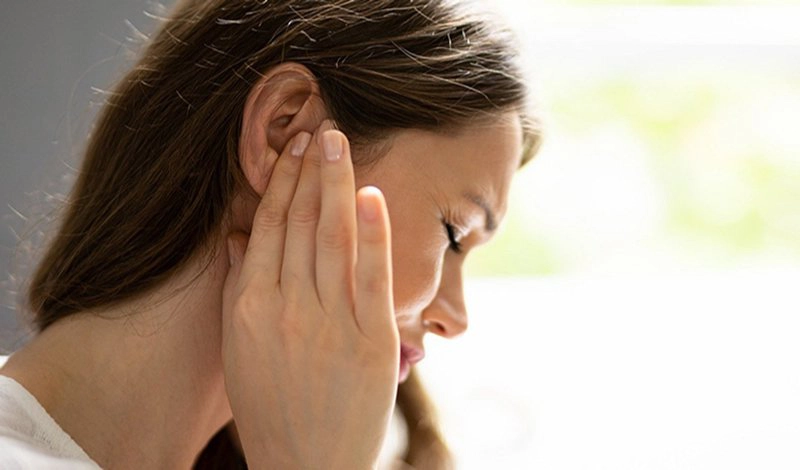 Ù tai kèm nổi hạch nhỏ ở tai có sao không?