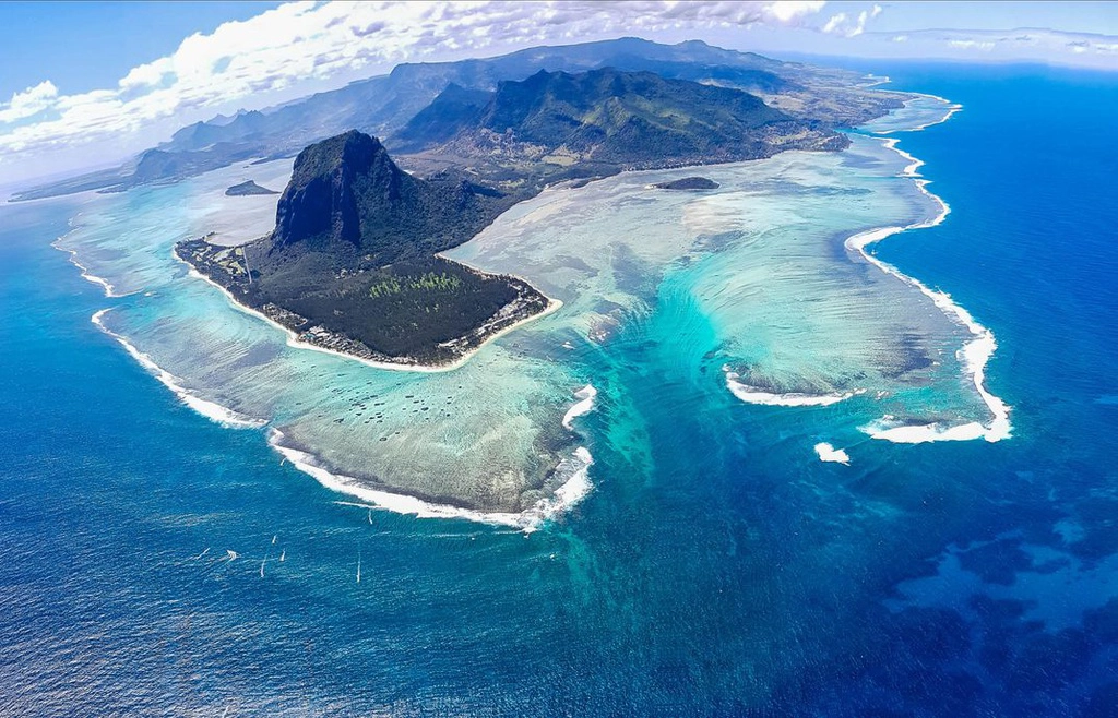 Vẻ đẹp kì diệu ngọn thác dưới đáy biển ở đảo Mauritius