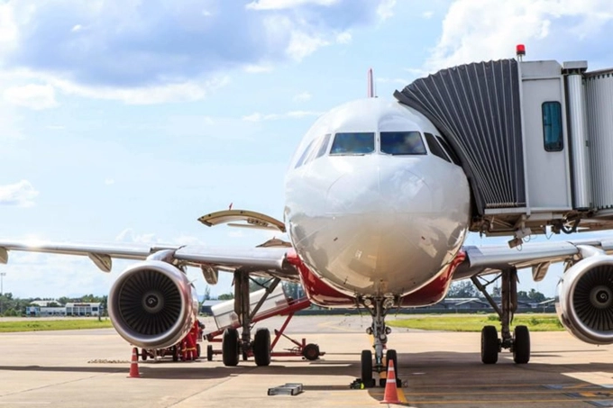 Vì sao hành khách phải lên máy bay bằng cửa bên trái