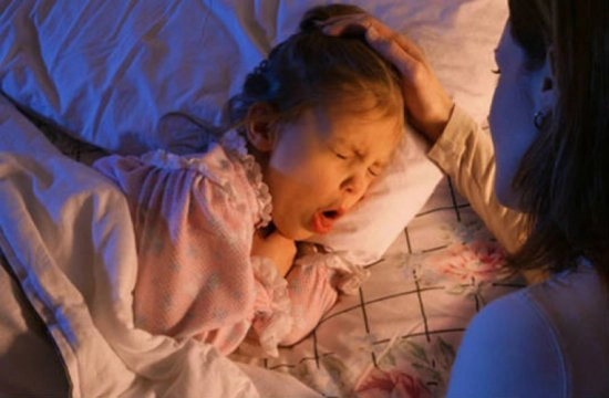 Vì sao trẻ hay ho về đêm?