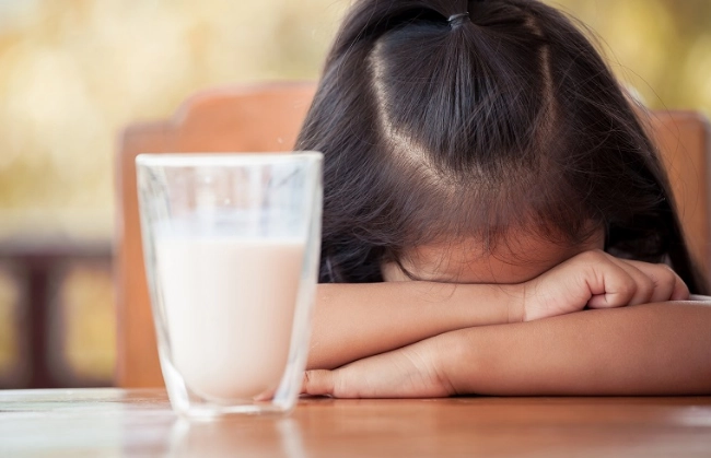 Vì sao uống sữa tươi bị tiêu chảy?
