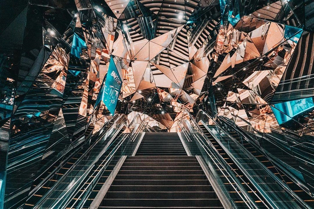 Vòm kính phân mảnh như ‘đa vũ trụ’ giao nhau gây sốt ở Tokyo