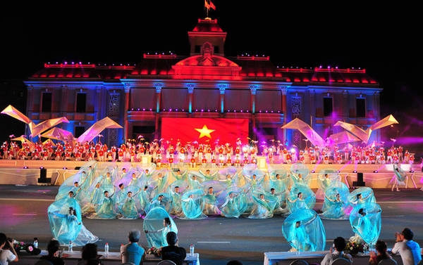 Vũ điệu đường phố rực rỡ ở Nha Trang