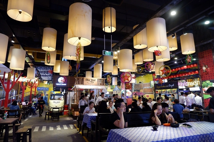 Vừa ăn đủ món vừa ‘sống ảo’ trong khu ăn uống dưới lòng đất ở Sài Gòn