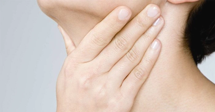 Vướng ở cổ sau cắt amidan có sao không?