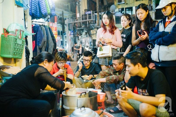 Xôi cô Sòn - quán xôi Hà Nội rất ngon nhưng muốn ăn phải chờ lâu như xem “Cô dâu 8 tuổi”